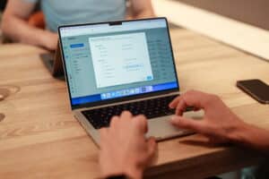 Arvutis analüütika jälgimine.